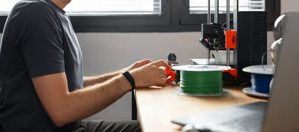 Consultation du projet sur une imprimante 3D avec rouleau de filament dans l'atelier – Impression 3D