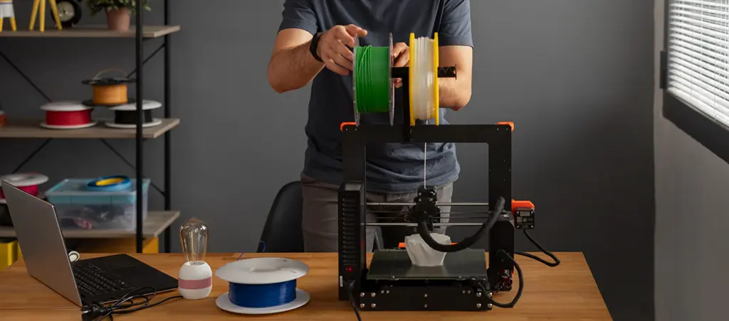Installation des rouleaux de filament sur l'imprimante 3D pendant la production – Impression 3D